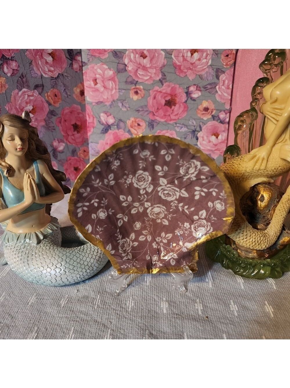 DECOUPAGE WHITE FLOWERS ON A SCALLOPED SHELL